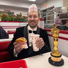 El director de 'FLOW' Gints Zilbalodis celebrando su victoria en los Oscars  en In-N-Out.